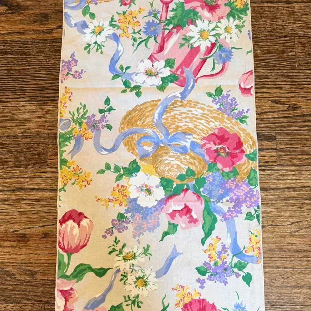 Vintage CottageCore Floral Table Runner and Napkins Set of 4 | vintage linens